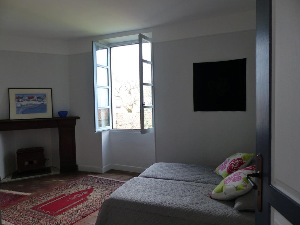 Maison Arriu Acomodação com café da manhã Montaut  Quarto foto